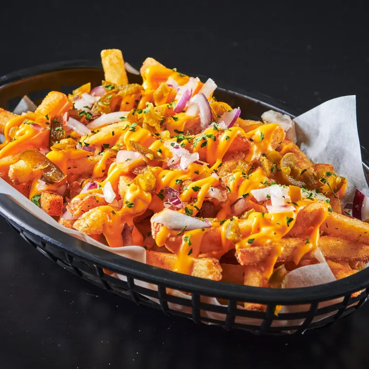 Chili cheese fries i kurv