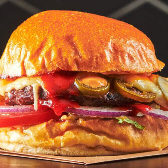 Sriracha-burger med Jarlsberg og jalapenos