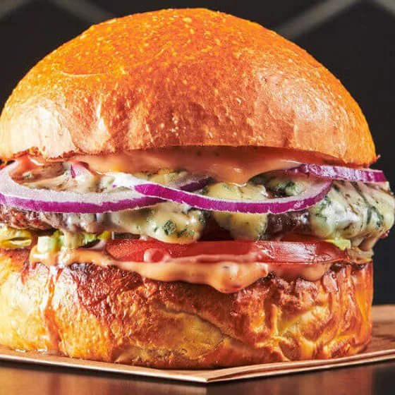 Bluecifer-burger med smeltet blåmuggost