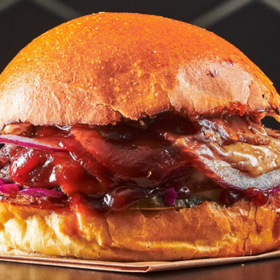 BBQ-burger med coleslaw og Jarlsberg